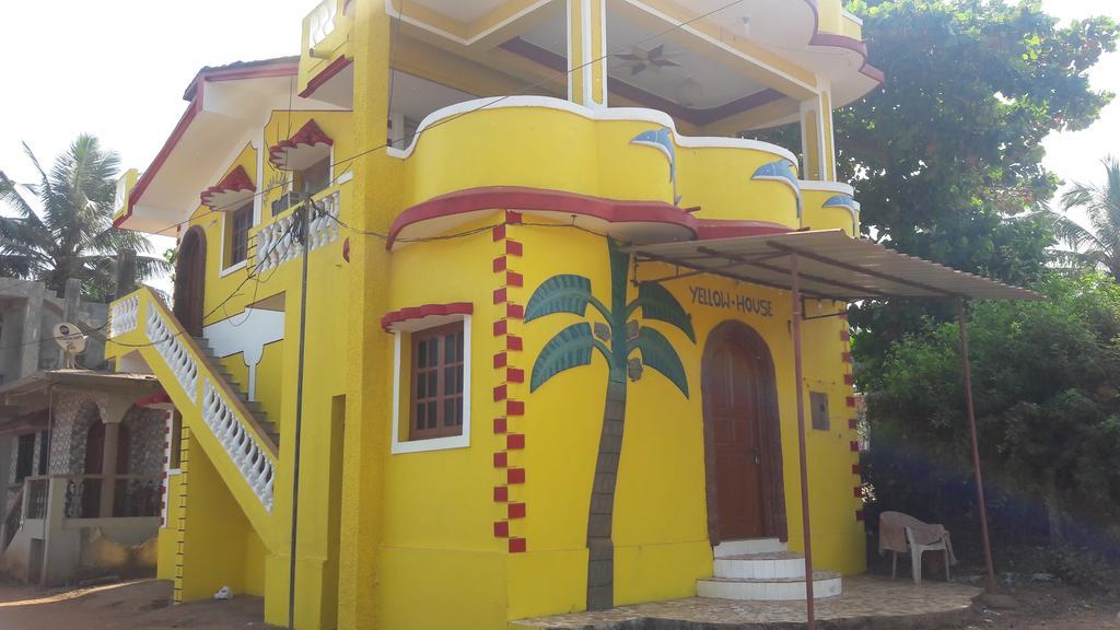 Yellow House Calangute Bagian luar foto